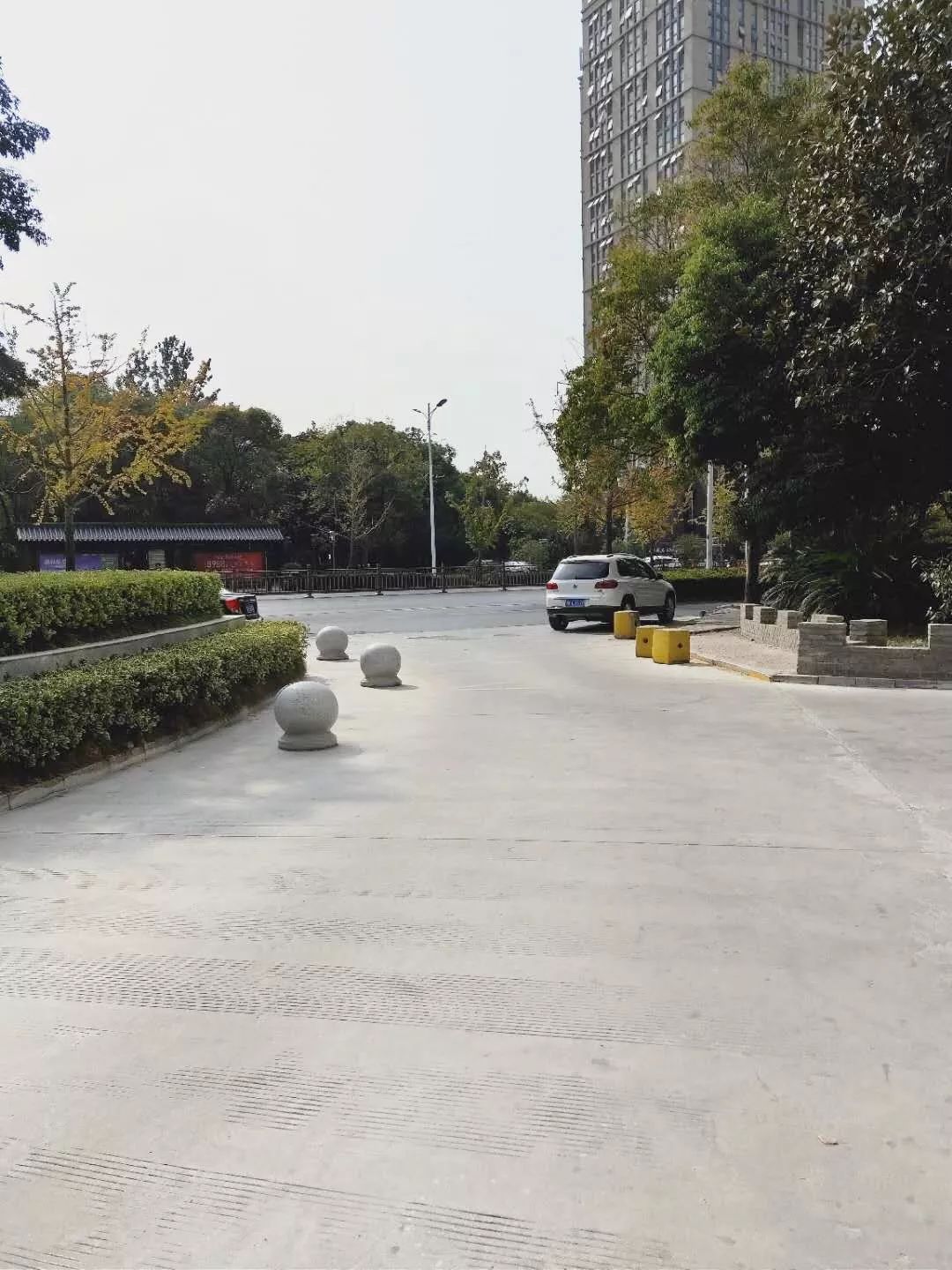 小区门口空地圈起禁停or合理利用