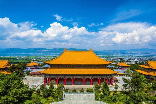 它是金庸笔下的武侠之城,还是著名的旅游城市,就在云南