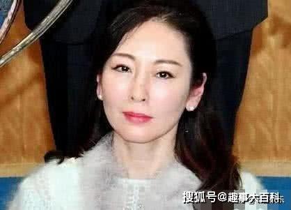 相扑冠军身旁的女人是他母亲,巨大的落差让人费解,这是亲生的?_贵景胜