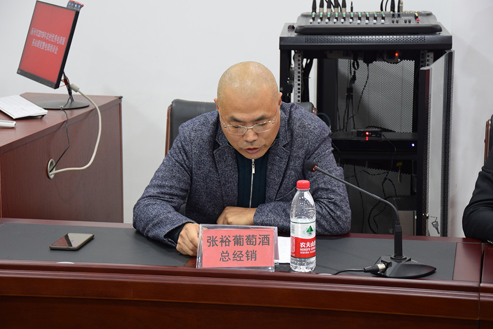 最后,涿州市商务局白志文副局长对我市农村电子商务服务站获奖者给予