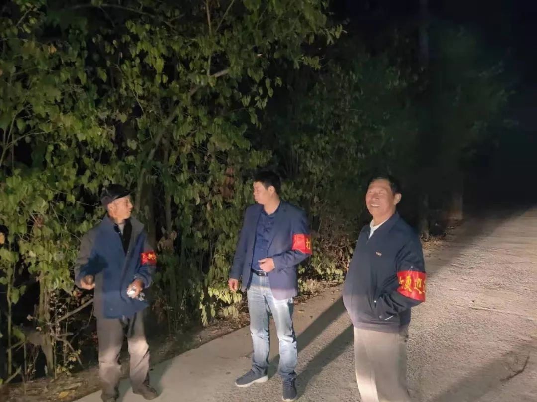 栏杆社区新时代文明实践站志愿者,村民小组长常态化开展打更巡逻工作