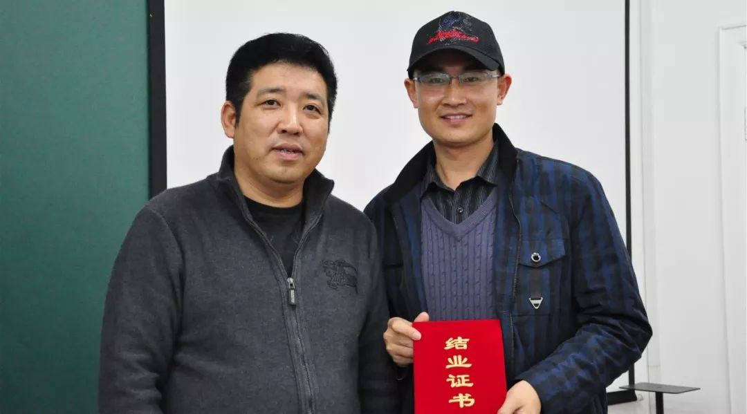 师从李易,曾志华,姜广涛等十余位配音名师大腕,学习配音业务和经营