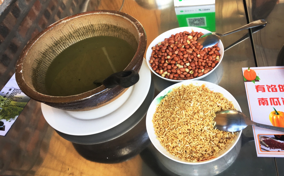 「英德黄糍擂茶」吃饱之后喝口擂茶油腻尽退,满腹舒畅这么大一只牛蹄