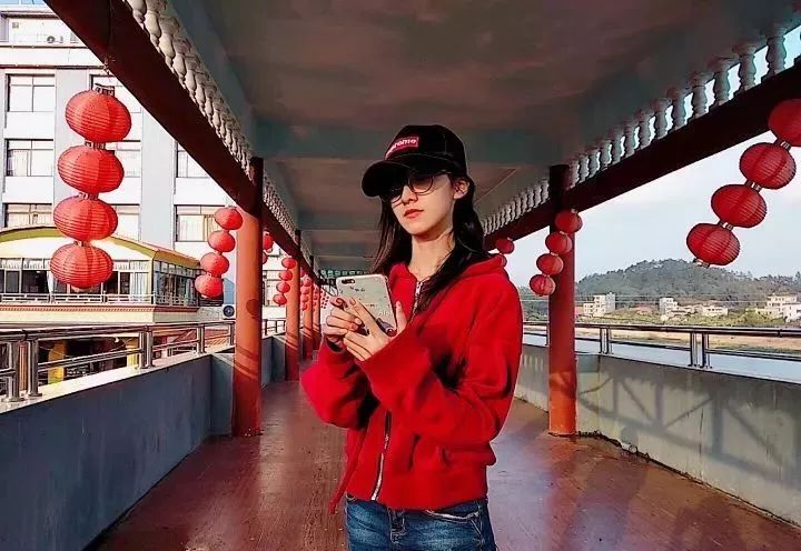 辅导同学甚至在小时候玩过家家时她扮演的都是老师的角色或许正因如此