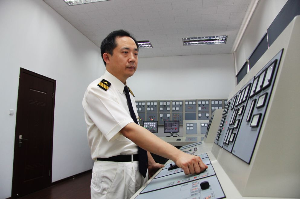 这名资深"老轨"不简单!全国五一劳动奖章获得者,高级轮机长齐嘉