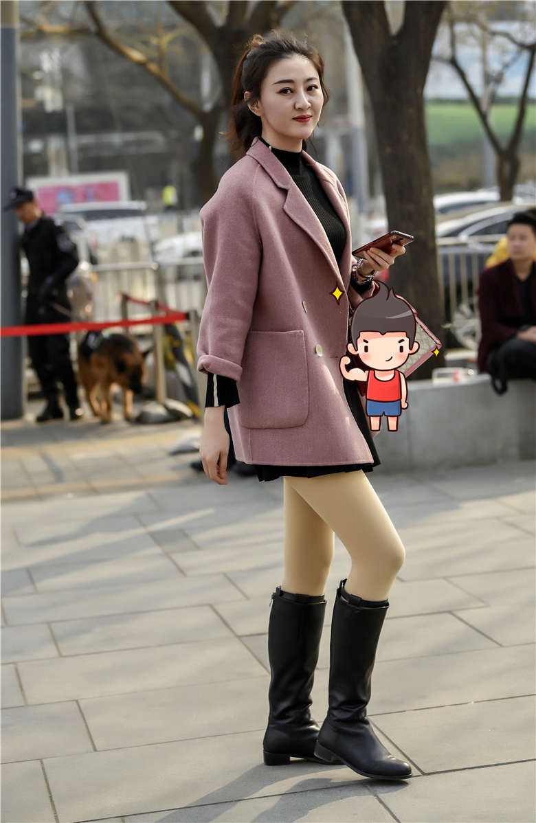 街拍笑容很甜美的肉丝短靴女生打扮也很有气质的ol范