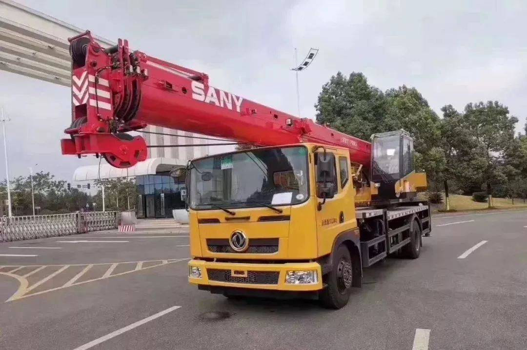 小吨位升级三一12吨吊车自重1713吨主臂312米18米吊载14吨