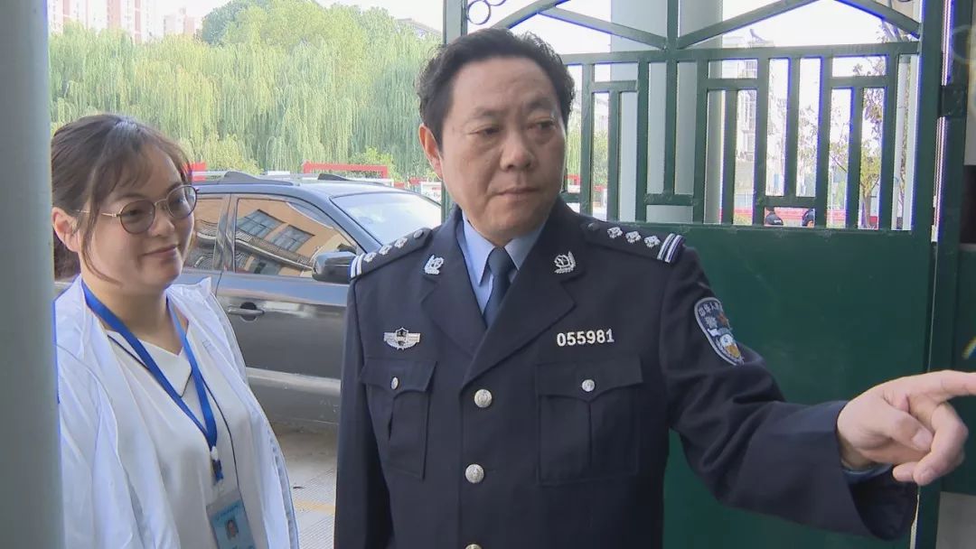 全靠这个穿警服的书记