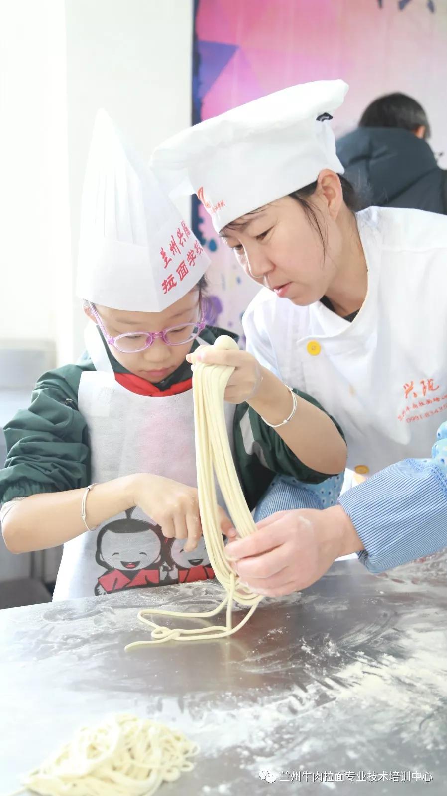 都是父母无私的爱与守护      甘肃兴陇兰州牛肉拉面学校相信