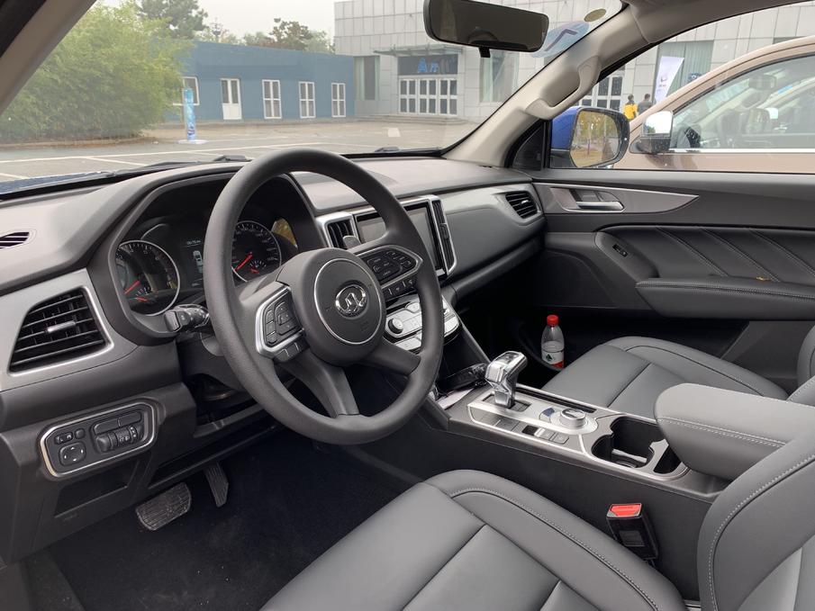 长城炮商用皮卡内饰采用全黑设计,真皮方向盘,皮质座椅以及触手可及的