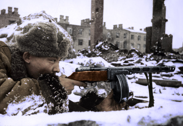 原创上色老照片镜头下真实的二战苏军看看和电影中相比有何不同