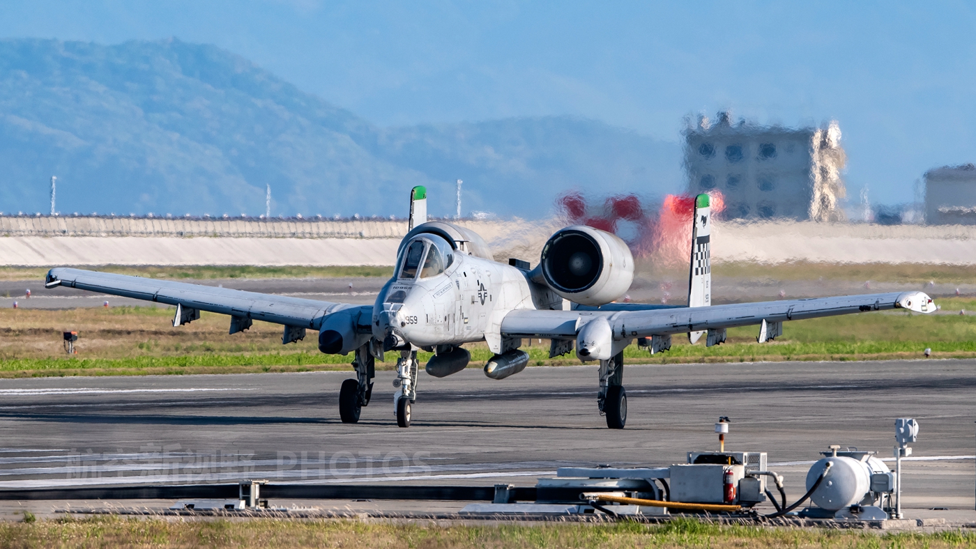 a10攻擊機高清組圖現役最抗揍的軍用飛機7管大炮是亮點