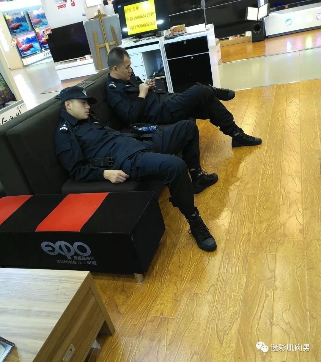 抓拍帅警小哥哥沙发上午休不小心泄露秘密