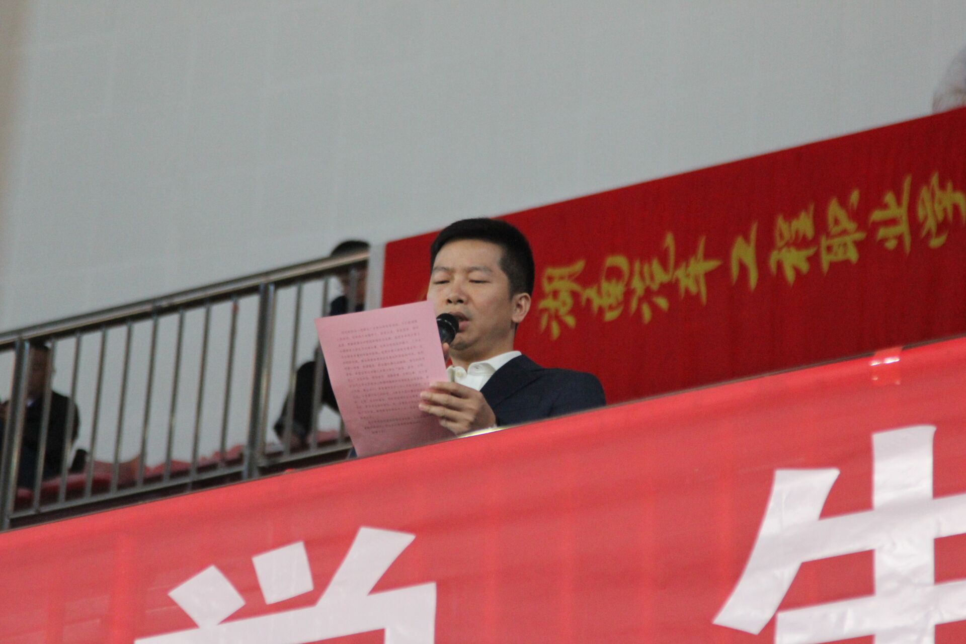 在出席本次开幕式的各级领导完成讲话之后,长沙医学院副校长何建军