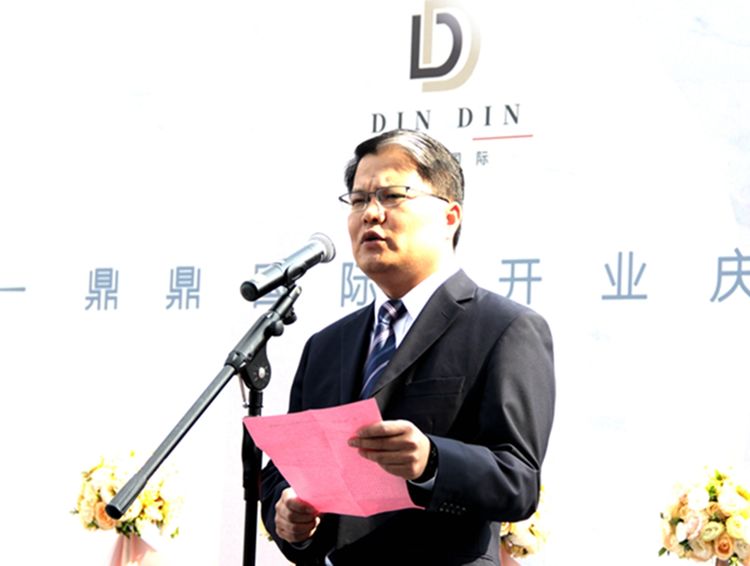江苏特别特服装有限公司董事长,鼎鼎国际董事会监事长陈斌(左)】常熟