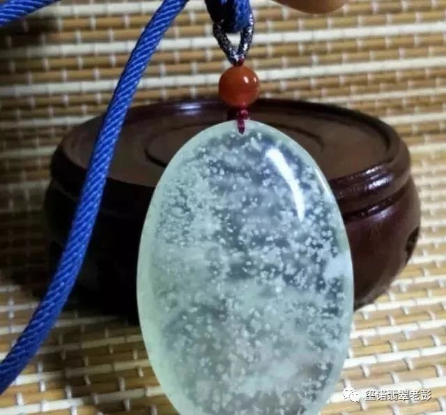 玺诺翡翠分享以假乱真这种石头冒充高冰玻璃种让你吃大亏