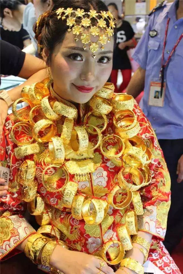 中国最豪华出嫁!黄金500万,现金102公斤!_婚礼