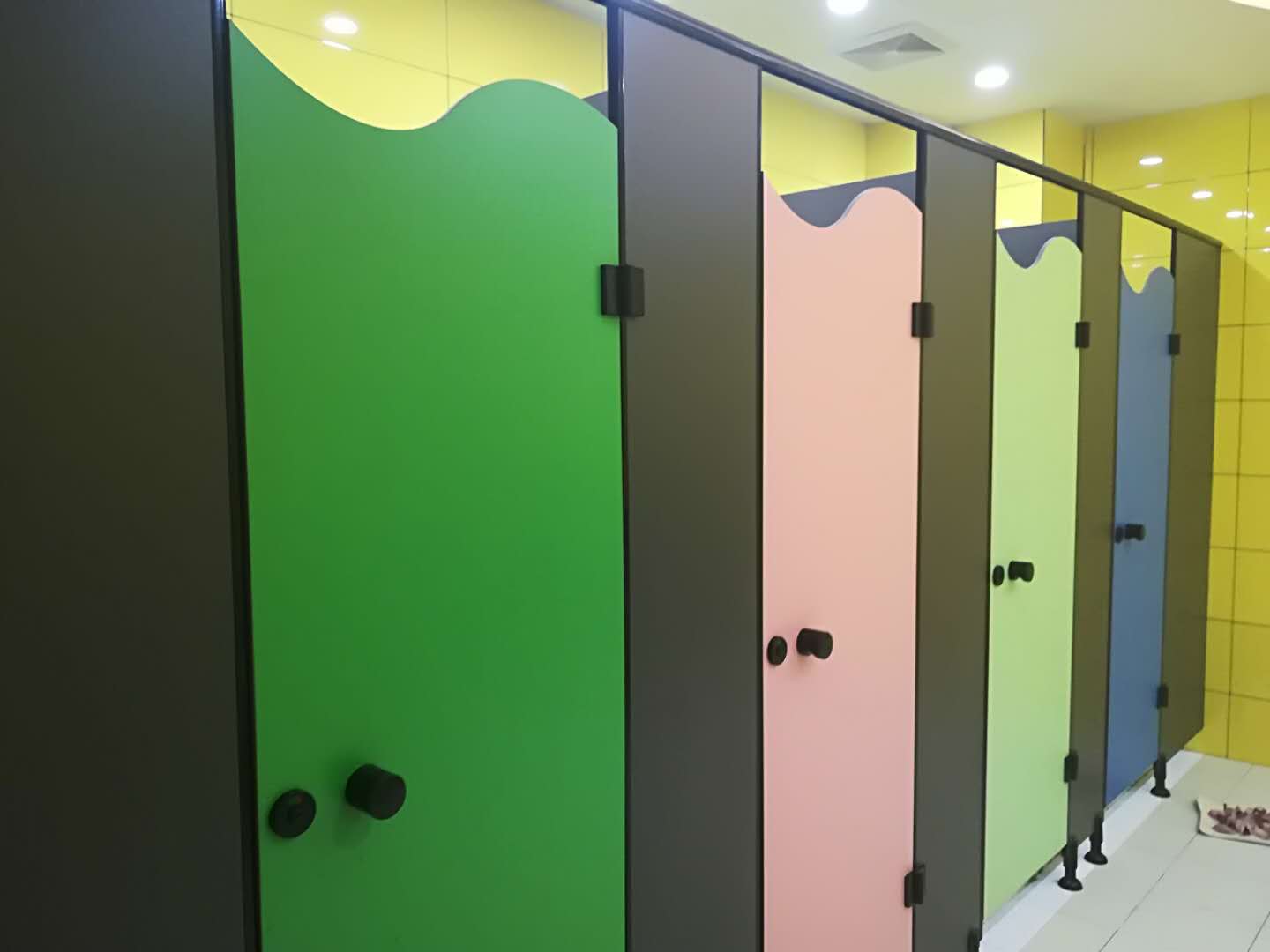 幼儿园卫生间隔断的选择