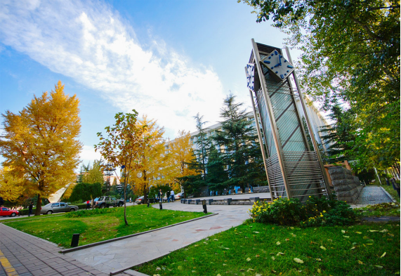 时光广场景区-由中水处理站,广场平台,水系和钟塔组成.