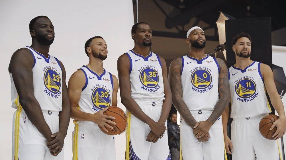 去年他们还是被人们调侃的"五星勇士"拥有全联盟最豪华的阵容,有名宿