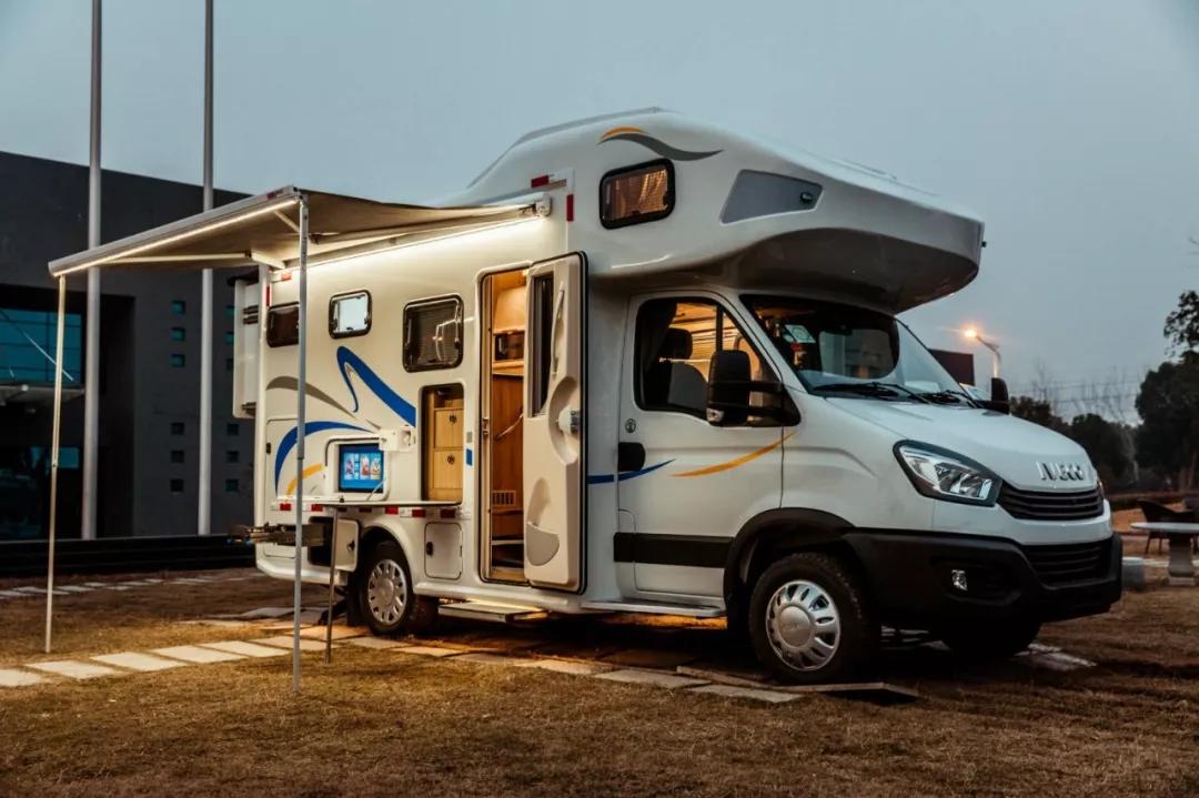 隆翠自由风依维柯双拓展c型房车做工精细大空间高配置一车5张床