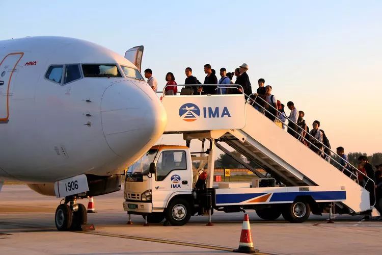 摆渡车运行于航站楼登机口与停靠机坪远机位飞机之间接送旅客的特种