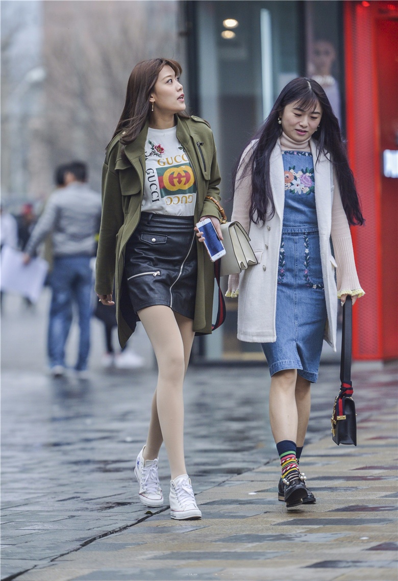 街拍雨中漫步的帆布鞋肉丝美女清纯又性感