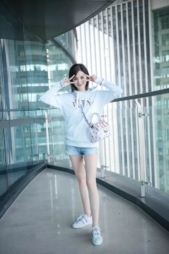有些女生会选择小一点的丝袜觉得紧一点就会显得腿比较细