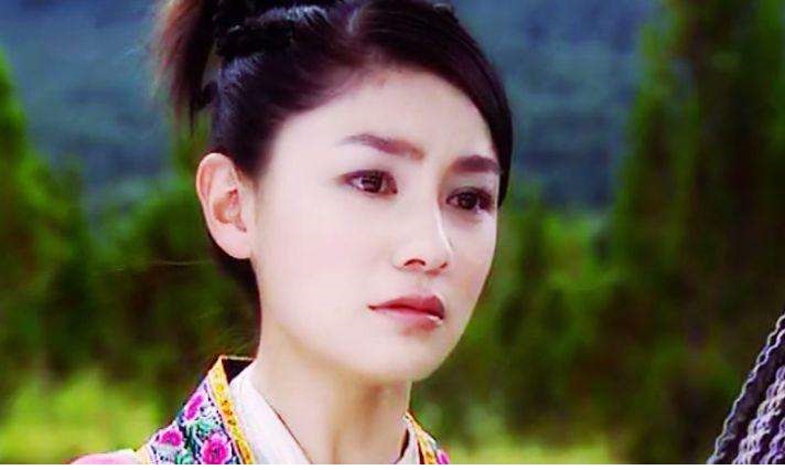 丑女翠花和金花公主杨若兮饰演,杨若兮在剧中一人分饰两角,据说因为