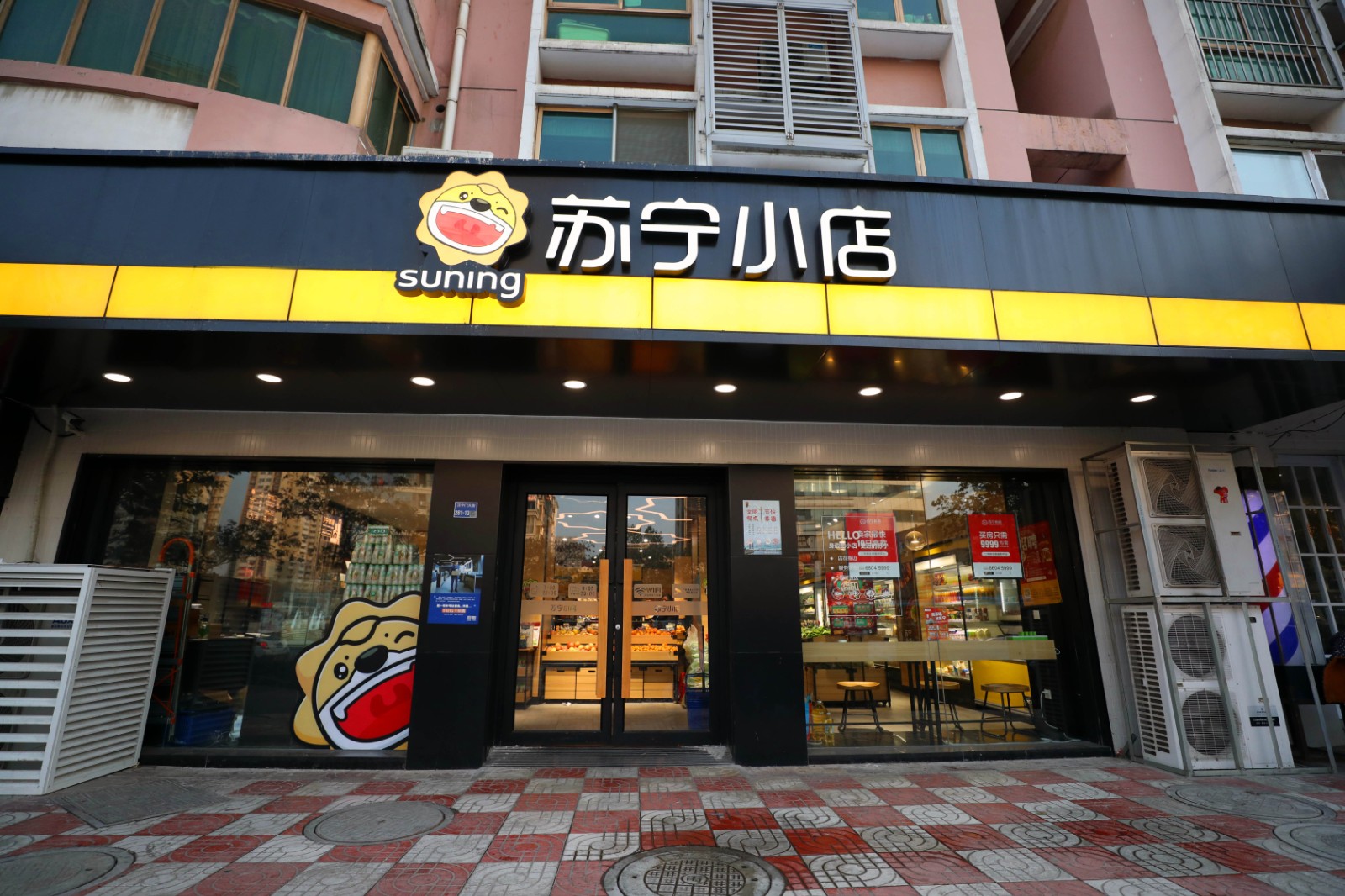 送菜上门的方式,互联网菜市也衍生出"到店自提"的模式,比如,苏宁小店