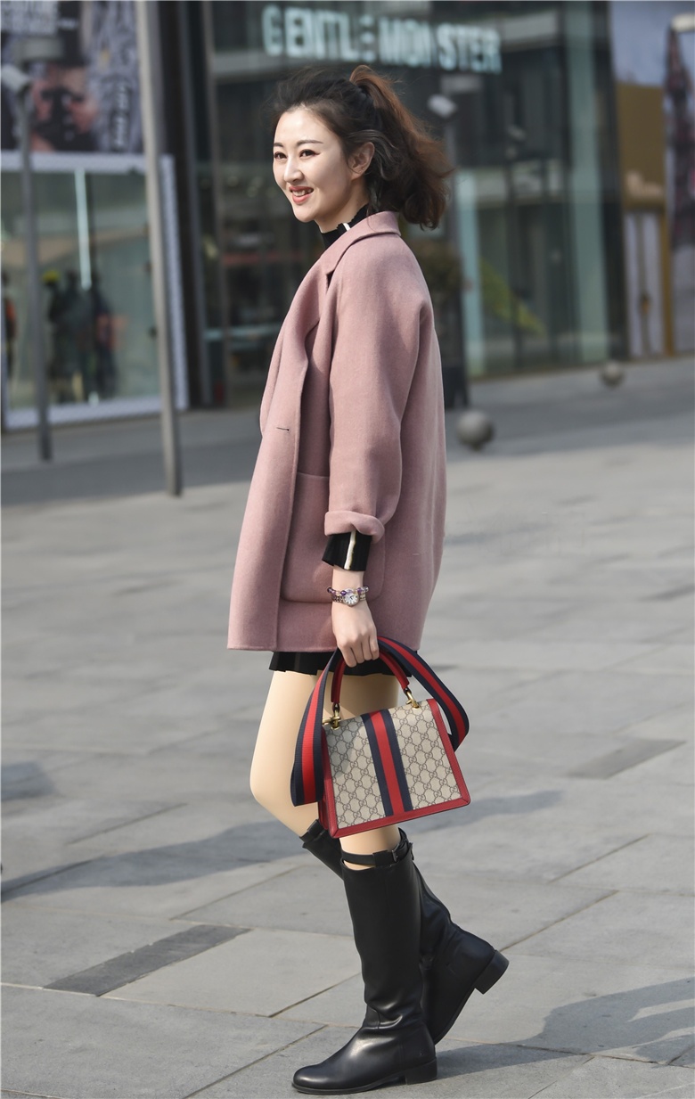 街拍笑容很甜美的肉丝短靴女生打扮也很有气质的ol范