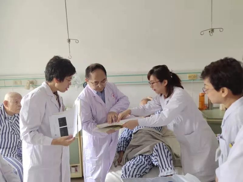 友谊医院医院排队代办挂号老人就医全程搀扶，细节呵护备至的简单介绍