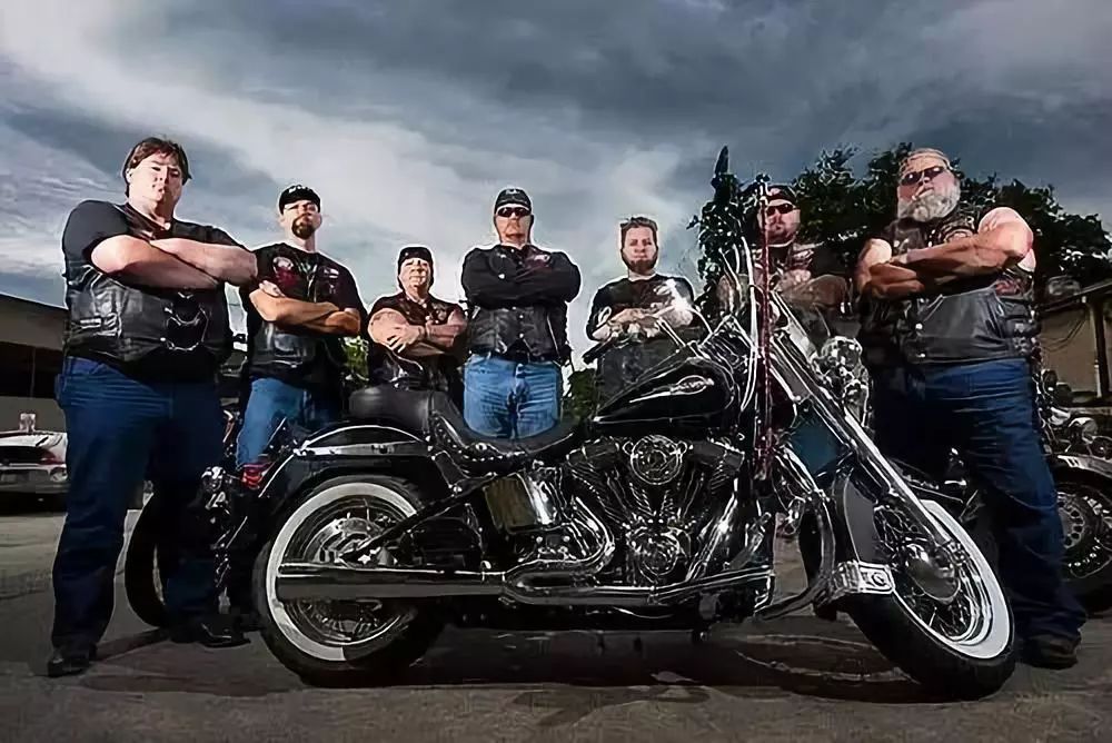 7岁女孩一直被邻居男孩霸凌直到一群开机车的黑社会出现在家门口