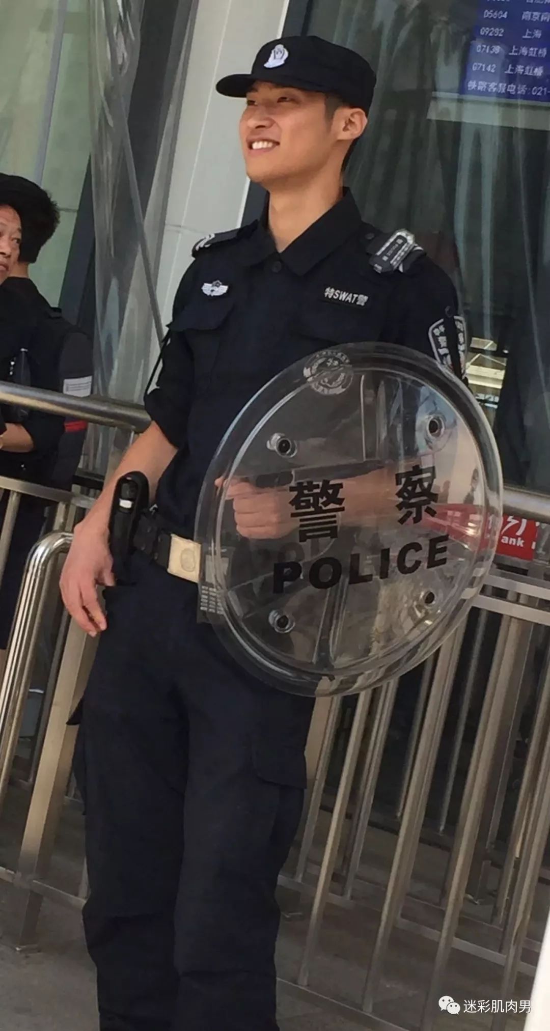 抓拍帅警小哥哥沙发上午休不小心泄露秘密