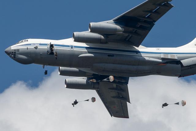 俄军空降兵今年跳伞已超17万次,10月跳伞16000次_伊尔