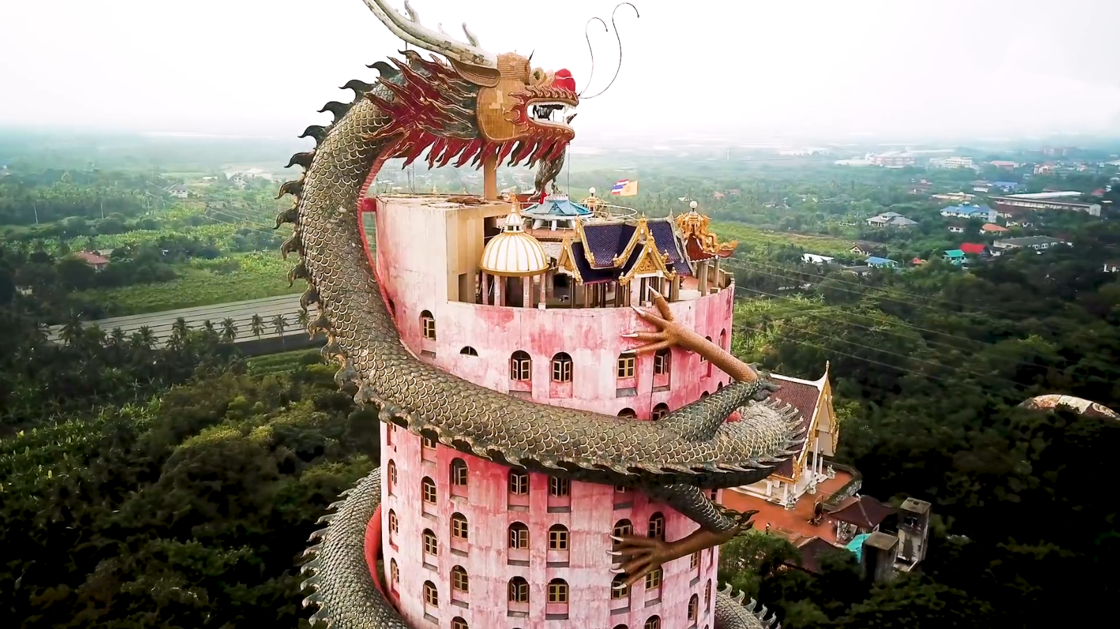 世界最霸气的寺庙龙身盘绕佛塔游客可沿着龙身到达龙头