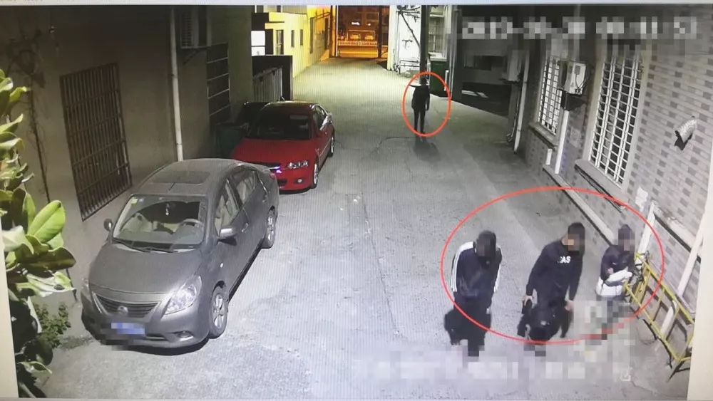 办案人员先后对案件现场及周边监控进行了研判追踪,发现在10月29日