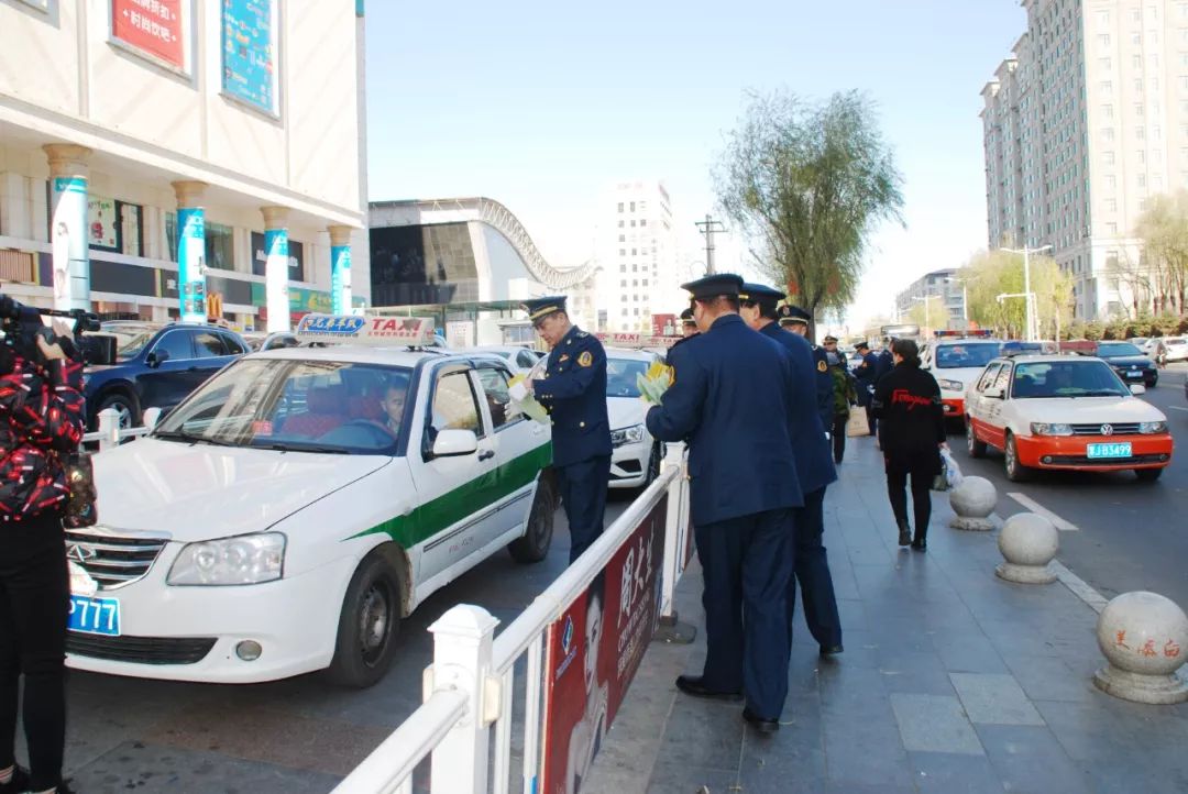 【创建文明城市】为乘客送方便 给城市添光彩_出租车