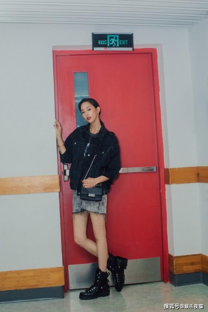 她是健身达人,37岁美腿依旧白皙纤细,配超短裙美成视线焦点_张钧甯