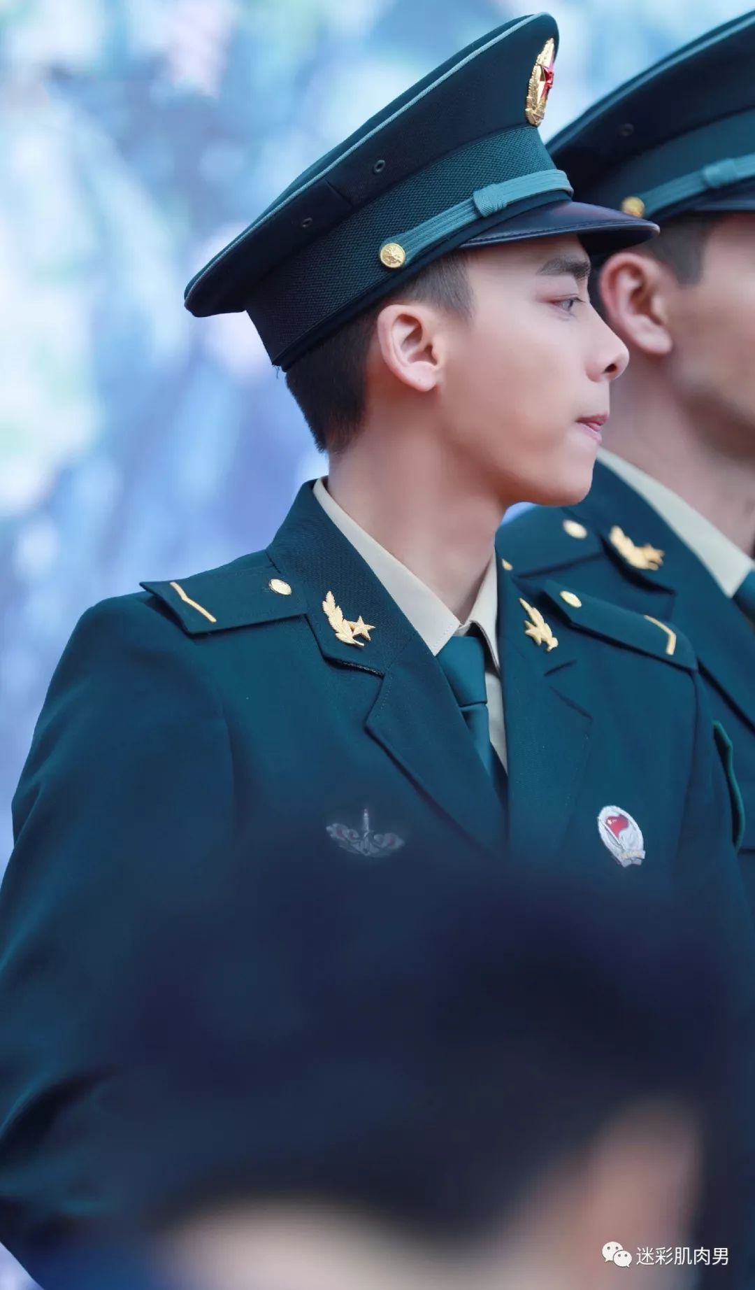 李易峰穿军装变兵哥上热搜榜,网友都喊老公_成都
