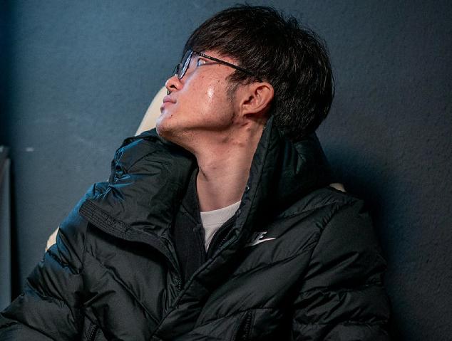 李哥状态不佳败给g2赛后采访多次仰头不让眼泪掉下来