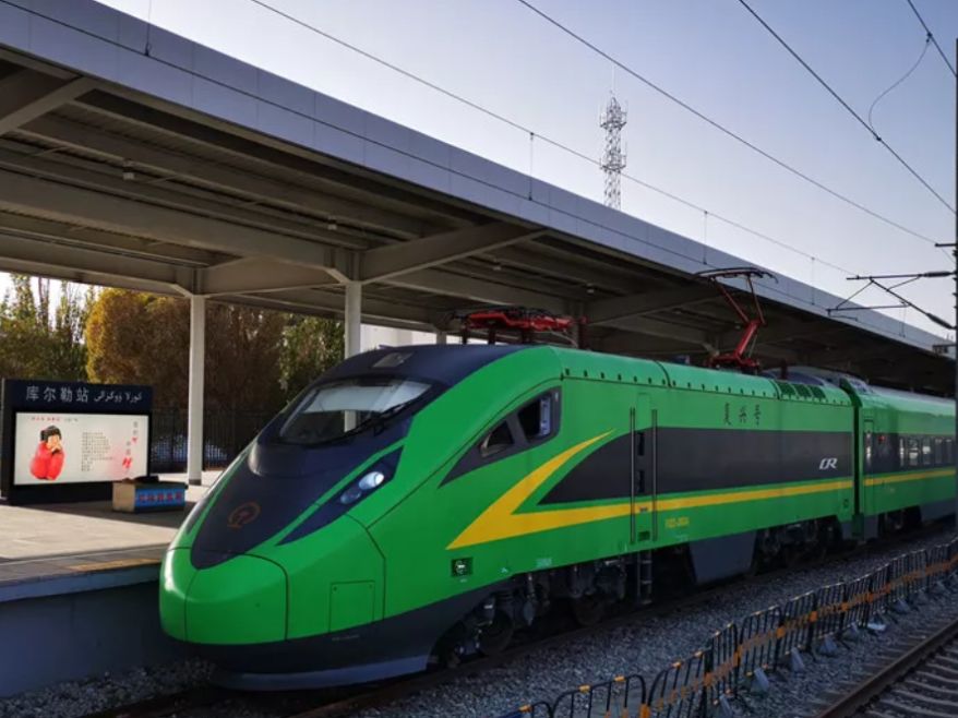 得益于集团公司坚决落实自治区党委"疆内铁路环起来,出疆客车快起来