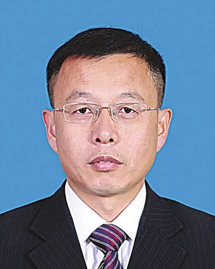 大学国际经济法专业大学毕业,现任市委政法委员会执法检查室主任,拟任