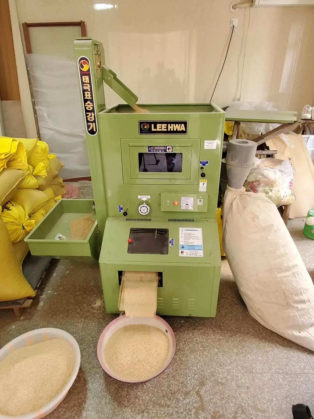 胚芽米,调整不同的碾米强度,他还通过新购置的碾米机,为了提高水稻的