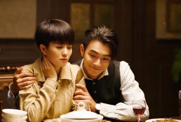 最初是震惊的,因为开始他是很不屑顾燕帧大胆追求同为男生的谢良辰的