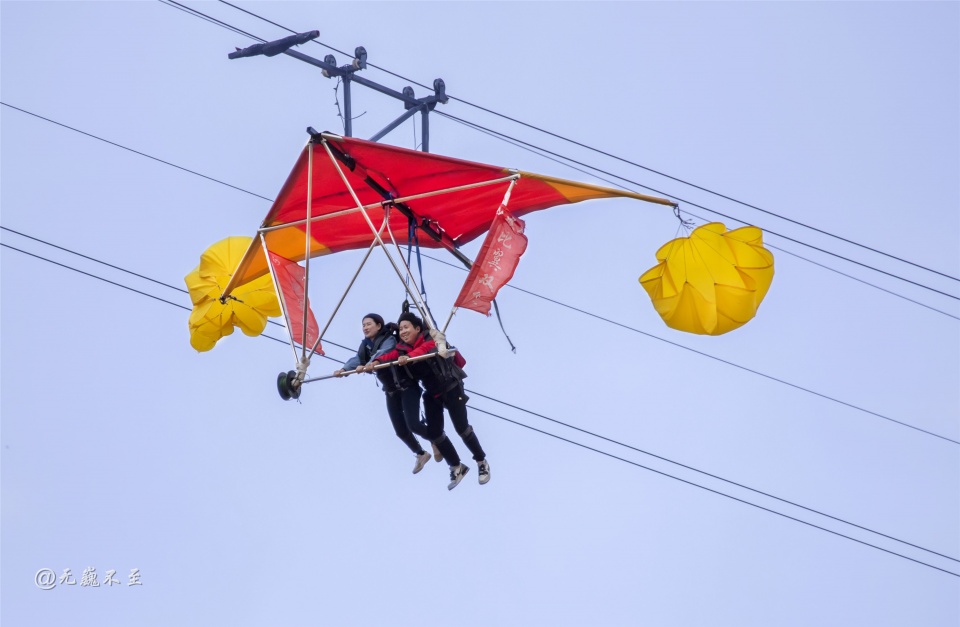 到沙坡头,站在42米的黄河蹦极跳台,面对浊浪滔天的滚滚黄河,纵身跃下