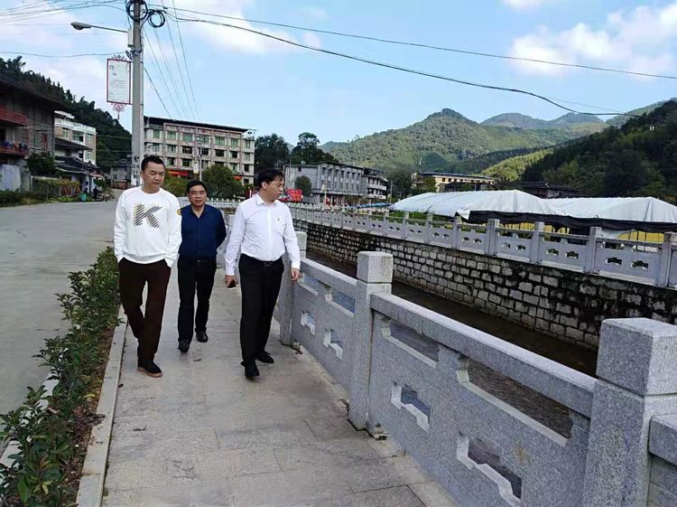 尤溪西滨镇党委书记开展河长巡河工作