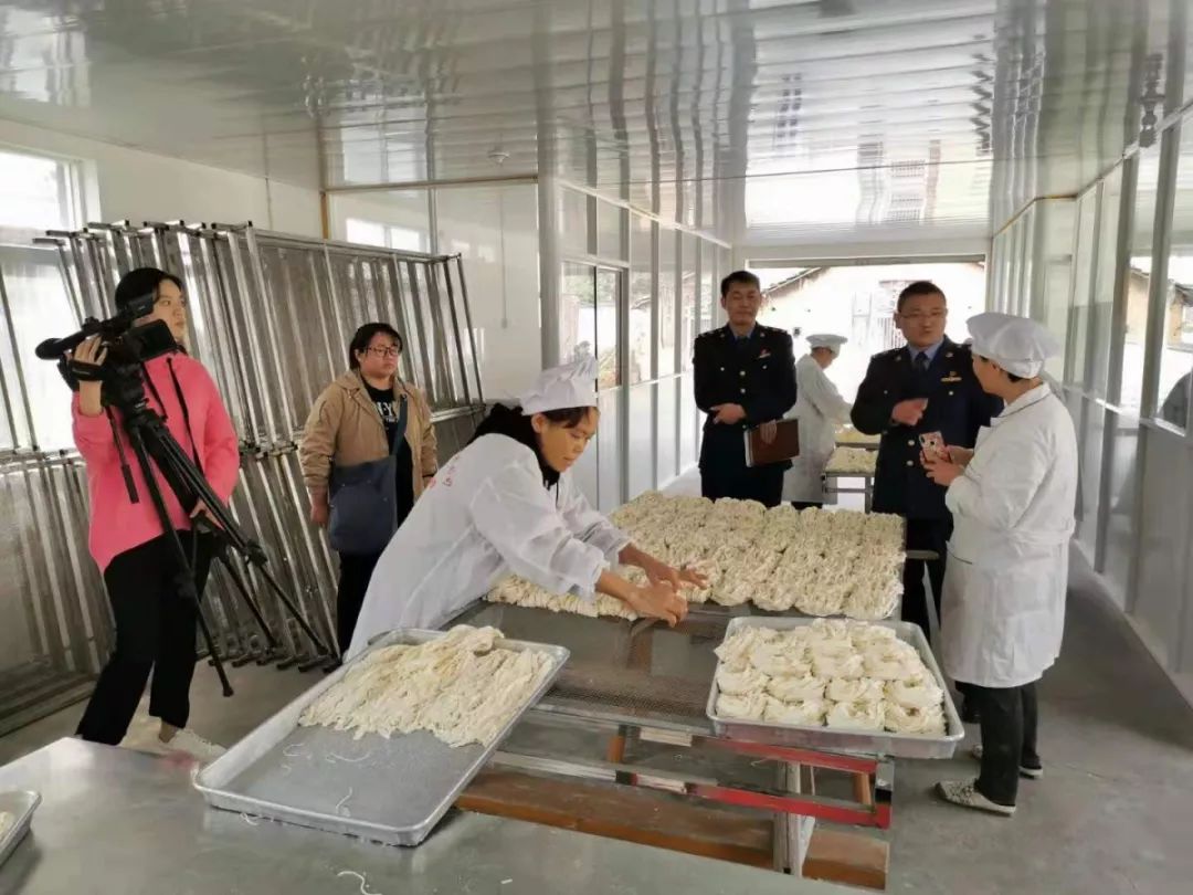 營業執照,健康證等相關證件,食品生產加工小作坊食品安全制度上牆規範