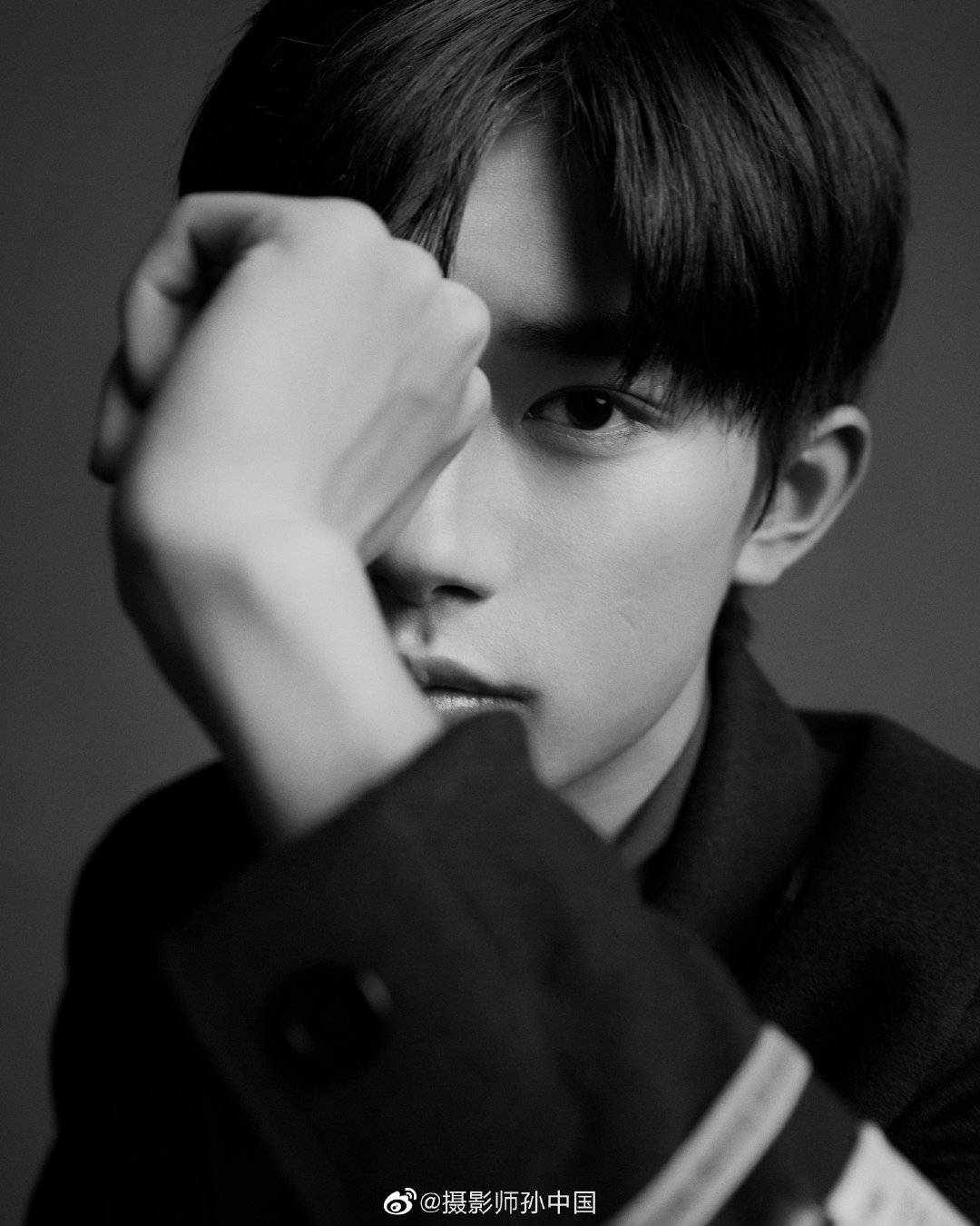 易烊千玺新图预警黑白色调质感十足