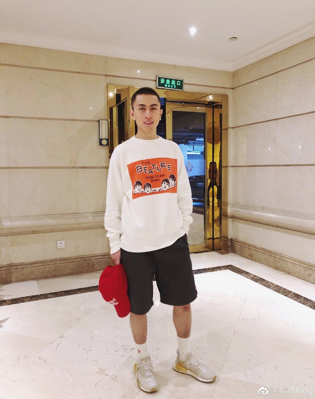 他是比王思聪还有钱富二代,自己理发成寸头,亲自当模特超低调_秦奋